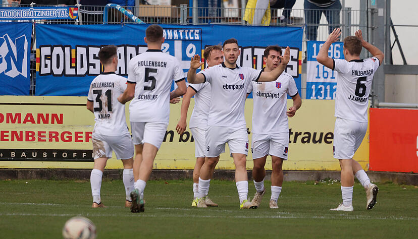 Hannes Scherer (Mitte) jubelt über sein Tor zum 1:0.