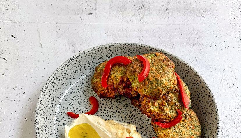Falafel m&uuml;ssen nicht nur aus Kichererbsen hergestellt werden. Als Basis funktionieren auch Linsen wunderbar. Hier sind es f&uuml;r 20 B&auml;llchen 400 g rote Linsen. Sie werden in &laquo;Kochen ohne Grenzen&raquo; mit einer Joghurt-Tahini-Sauce serviert.