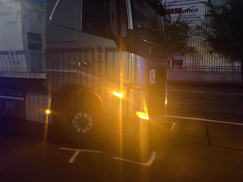 Der Lkw überrollt am Montagabend einen E-Roller. Dessen 29-jähriger Fahrer ist tot. Der Lkw überrollt am Montagabend einen E-Roller. Dessen 29-jähriger Fahrer ist tot.