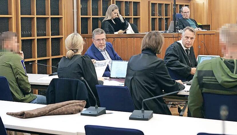 Löwensteins Bürgermeister Klaus Schifferer (dritter von links) und zwei Unternehmer aus Löwenstein sind vor dem Landgericht Heilbronn angeklagt. Löwensteins Bürgermeister Klaus Schifferer (dritter von links) und zwei Unternehmer aus Löwenstein sind vor dem Landgericht Heilbronn angeklagt.