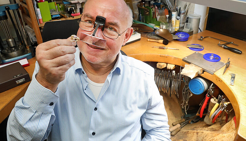 Pr&auml;zisionsarbeit: Je nach dem, wie aufwendig der Trauring werden soll, investiert Goldschmiedemeister Manfred Rose auch mal bis zu 40 Stunden Arbeit in ein Schmuckst&uuml;ck.