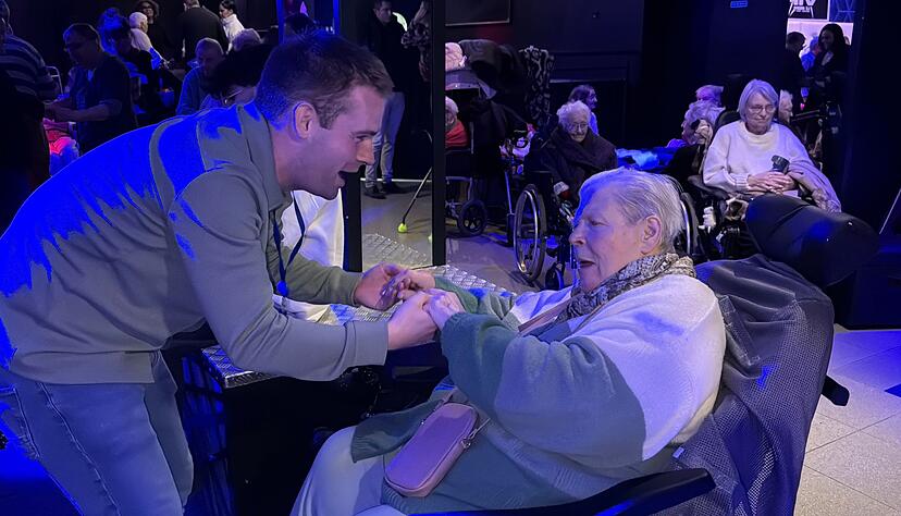 Auch viele Bewohnerinnen und Bewohner im Rollstuhl feiern im Club mit. Eine von ihnen ist Charline Bar. Auch viele Bewohnerinnen und Bewohner im Rollstuhl feiern im Club mit. Eine von ihnen ist Charline Bar.