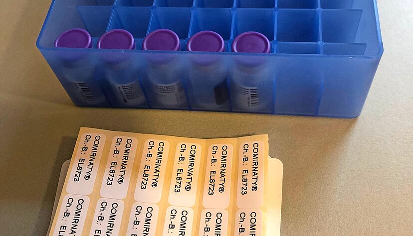 Die einstweilige Ration: Exakt neun Ampullen mit je sechs Impfstoffdosen stehen der Gemeinschaftspraxis im Gesundheitszentrum pro Woche zur Verfügung. Das reicht also für 54 Impfungen.
Foto: Gemeinschaftspraxis Linke Die einstweilige Ration: Exakt neun Ampullen mit je sechs Impfstoffdosen stehen der Gemeinschaftspraxis im Gesundheitszentrum pro Woche zur Verfügung. Das reicht also für 54 Impfungen.
Foto: Gemeinschaftspraxis Linke