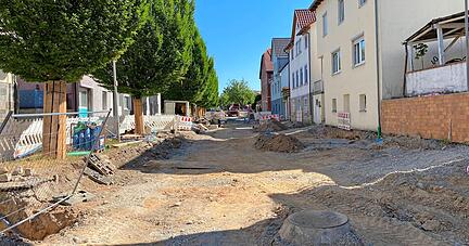 Im zweiten Bauabschnitt läuft die Sanierung der Bahnhofstraße besser als im ersten. Anwohner müssen weiter Geduld haben.
Foto: Katharina Müller Im zweiten Bauabschnitt läuft die Sanierung der Bahnhofstraße besser als im ersten. Anwohner müssen weiter Geduld haben.
Foto: Katharina Müller