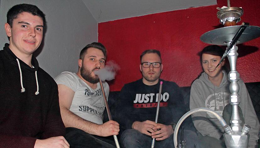 Christian, Björn, Danny und Alina haben am frühen Abend noch einen Platz und zwei Shishas im Metropol bekommen. Später wird es eng.
Foto: Yvonne Tscherwitschke Christian, Björn, Danny und Alina haben am frühen Abend noch einen Platz und zwei Shishas im Metropol bekommen. Später wird es eng.
Foto: Yvonne Tscherwitschke