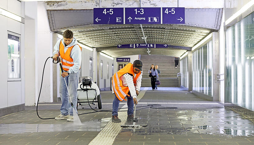 Vasil Aleksiev (links) und Nicolay Marinov reinigen den Hauptbahnhof Heilbronn mit Hochdruck.