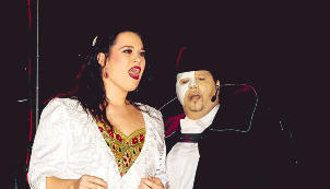 Sonja Westermann (links) spielt die eigensinnige  Elisabeth  genauso gekonnt wie das Freudenm&auml;dchen  Lucy . Neben ihr singt Wolfgang Rick im  Phantom der Oper -Kost&uuml;m. (Foto: Peter Klotz)