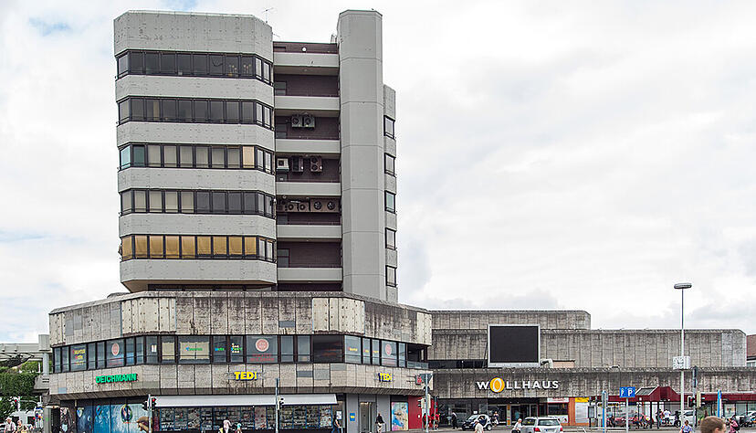 Ungeliebtes Wahrzeichen: Beim Heilbronner Wollhaus ging zuletzt wenig voran. Jetzt haben Teile des Turms einen neuen Eigentümer - und bezüglich der Ladenpassage steht eine Zwangsversteigerung an. Foto: Mario Berger Ungeliebtes Wahrzeichen: Beim Heilbronner Wollhaus ging zuletzt wenig voran. Jetzt haben Teile des Turms einen neuen Eigentümer - und bezüglich der Ladenpassage steht eine Zwangsversteigerung an. Foto: Mario Berger