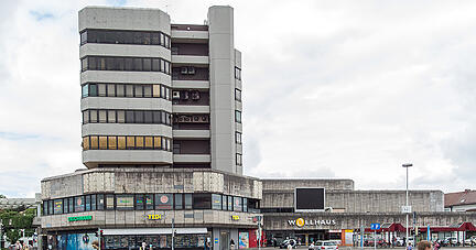 Ungeliebtes Wahrzeichen: Beim Heilbronner Wollhaus ging zuletzt wenig voran. Jetzt haben Teile des Turms einen neuen Eigentümer. Foto: Mario Berger Ungeliebtes Wahrzeichen: Beim Heilbronner Wollhaus ging zuletzt wenig voran. Jetzt haben Teile des Turms einen neuen Eigentümer. Foto: Mario Berger