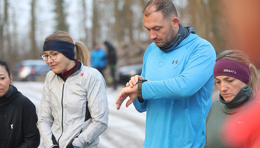 Was sagt die Uhr? Läuferin Bianca und Läufer Sebastian messen ihre Daten beim Training. Was sagt die Uhr? Läuferin Bianca und Läufer Sebastian messen ihre Daten beim Training.