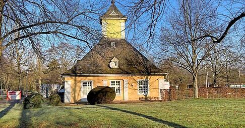 Das Kurcaf&eacute; im Salinenpark in Bad Rappenau ist sanierungsbed&uuml;rftig. Handwerker erneuern das Geb&auml;ude &ndash; bis es wieder genutzt werden kann, wird es Sommer.
Fotos: Adrian Hoffmann