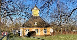 Das Kurcaf&eacute; im Salinenpark in Bad Rappenau ist sanierungsbed&uuml;rftig. Handwerker erneuern das Geb&auml;ude &ndash; bis es wieder genutzt werden kann, wird es Sommer.
Fotos: Adrian Hoffmann