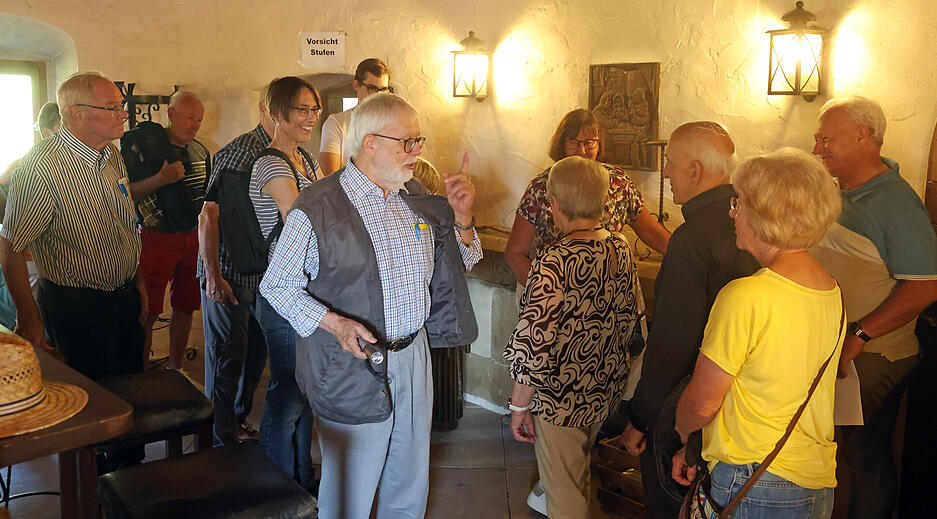 Friedrich Eisenmann, Untergruppenbacher Ortshistoriker, f&uuml;hrt die Teilnehmer des Lesersommers in der Burg Stettenfels treppauf und treppab &ndash; und zeigt R&auml;ume und Ecken, die viele bisher noch nicht kannten.