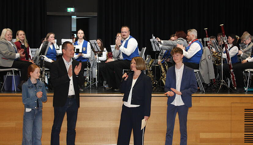 Die Freude ist gro&szlig;: Rund 400 G&auml;ste feierten den Wahlausgang in der Pfedelbacher Nobelgusch mit ihrer neuen B&uuml;rgermeisterin Ina Krone.
