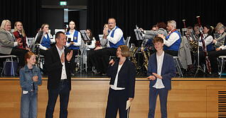 Die Freude ist gro&szlig;: Rund 400 G&auml;ste feierten den Wahlausgang in der Pfedelbacher Nobelgusch mit ihrer neuen B&uuml;rgermeisterin Ina Krone.