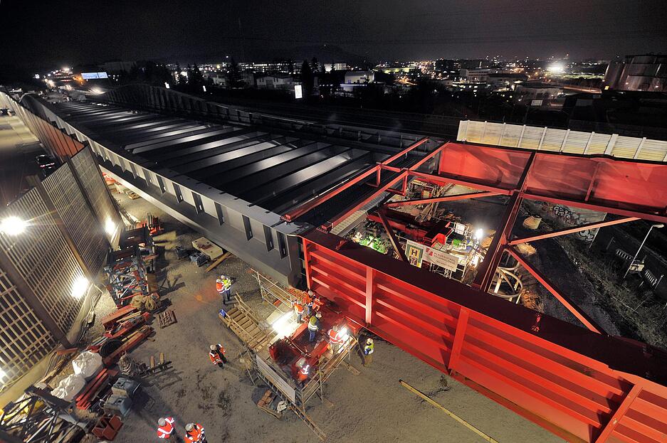 Januar: Der Verschub der Neckartalbrücke bei Neckarsulm startet pünktlich. 158 Meter lang und 2000 Tonnen schwer ist der erste Teil der neuen grauen Stahlverbundbrücke. Der mit 160 Tonnen relativ leichte, rote Anbau vorn wird später wieder entfernt.