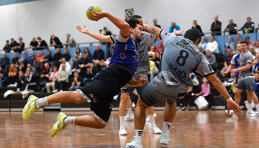 Din Kandic (beim Wurf) und der TSV Weinsberg haben im Verfolgerduell  bei der SG Heddesheim einen Punkt mitgenommen. Din Kandic (beim Wurf) und der TSV Weinsberg haben im Verfolgerduell  bei der SG Heddesheim einen Punkt mitgenommen.