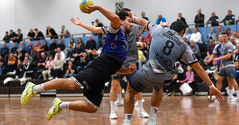 Din Kandic (beim Wurf) und der TSV Weinsberg haben im Verfolgerduell  bei der SG Heddesheim einen Punkt mitgenommen.