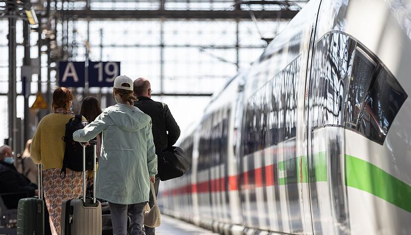Die Deutsche Bahn rechnet über Ostern mit hoher Nachfrage, insbesondere im Fernverkehr. (Archivbild) Die Deutsche Bahn rechnet über Ostern mit hoher Nachfrage, insbesondere im Fernverkehr. (Archivbild)