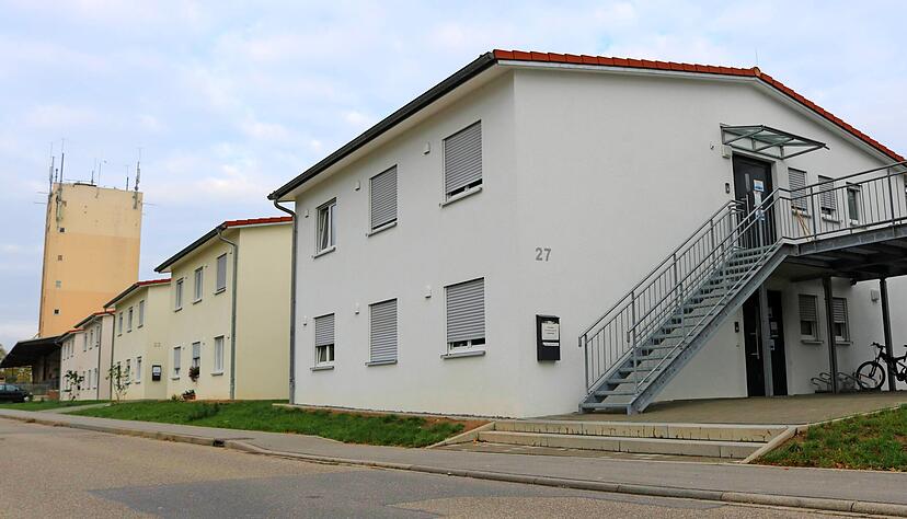 Die Sammelunterkunft in der Neuensteiner Bahnhofstra&szlig;e ist seit September 2017 in Betrieb. Zu den derzeit 88 Pl&auml;tzen sollen 48 weitere hinzukommen. Foto: Reichert