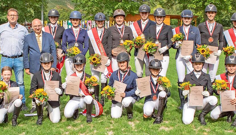 Viele Sportlerinnen und Sportler, Urkunden, Blumensträuße und Funktionäre, aber keine Pferde: Das sind die ersten Drei in allen acht Kategorien der Regionsmeisterschaften des PSK Franken.
Foto: Helmut Melchert Viele Sportlerinnen und Sportler, Urkunden, Blumensträuße und Funktionäre, aber keine Pferde: Das sind die ersten Drei in allen acht Kategorien der Regionsmeisterschaften des PSK Franken.
Foto: Helmut Melchert