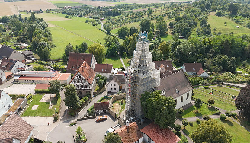 Arbeit in luftiger H&ouml;he: Der historische Kirchturm in Brettach wird mit mehreren tausend Schiefertafeln saniert.