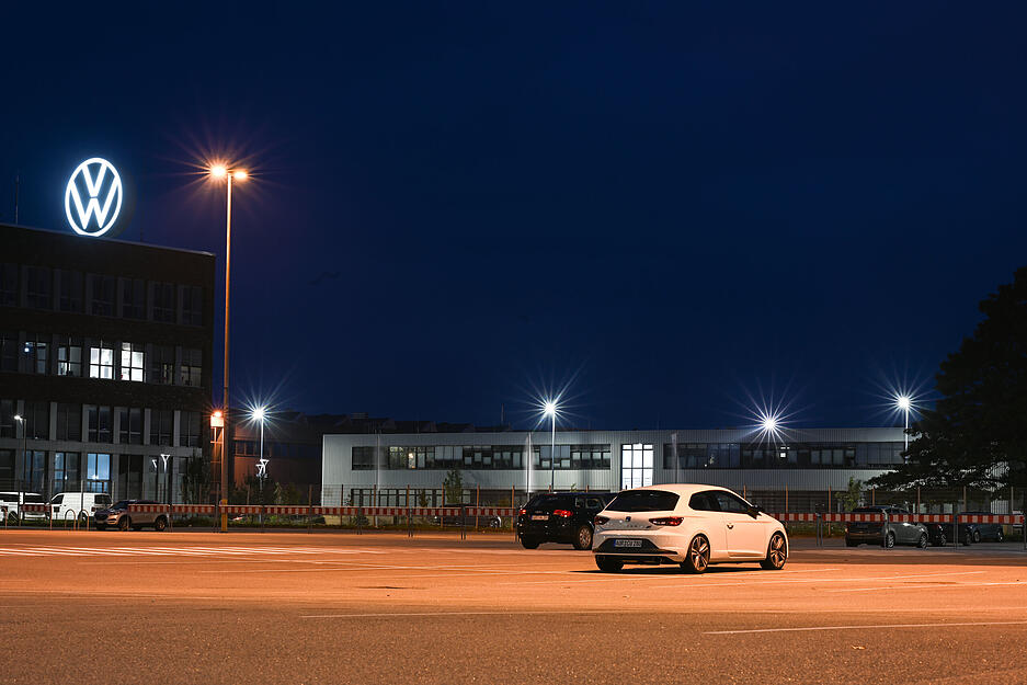 Ein Blick über den Parkplatz des Werks in Emden. Eine IT-Störung hat die zentrale Infrastruktur des Volkswagen-Konzerns lahmgelegt. Ein Blick über den Parkplatz des Werks in Emden. Eine IT-Störung hat die zentrale Infrastruktur des Volkswagen-Konzerns lahmgelegt.