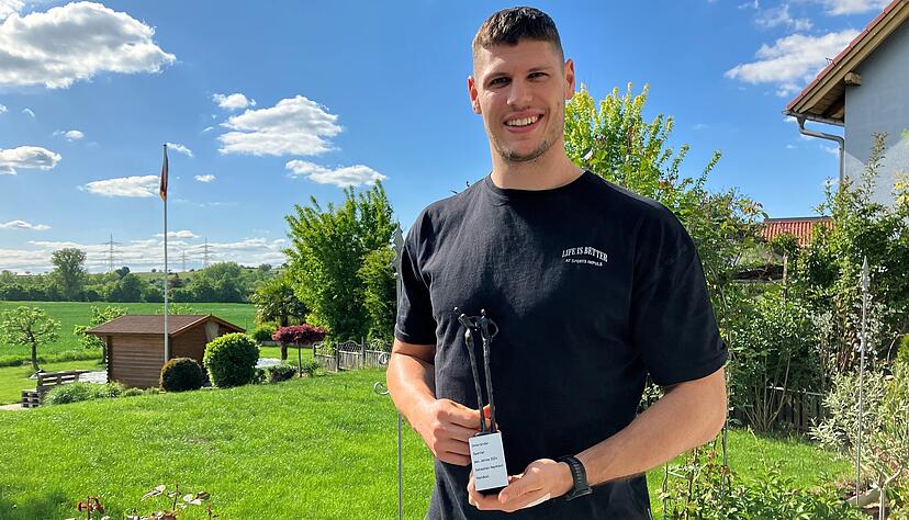 Mitbringsel als Motivationsschub: Am Mittag ist Sebastian Heymann aus der Klinik entlassen worden, am Nachmittag pr&auml;sentiert er seine gravierte Troph&auml;e des Unterl&auml;nder Sportler des Jahres im elterlichen Garten in Horkheim.