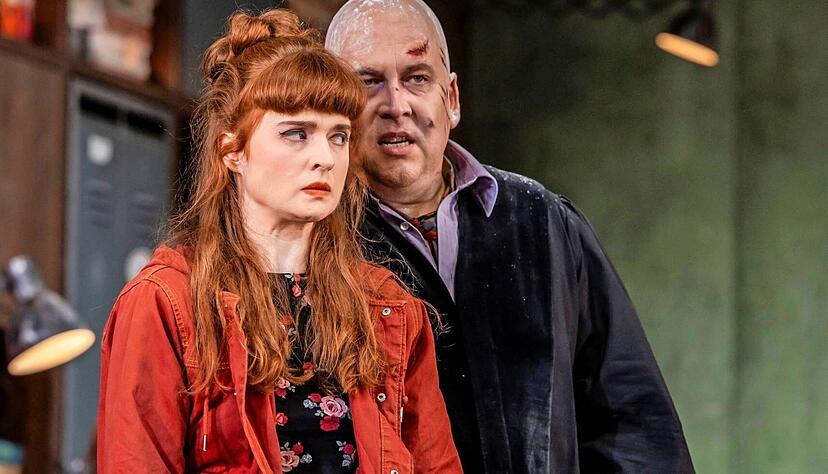 Ziemlicher Kotzbrocken:
Oliver Firit als Adam, Cosima Fischlein als Eve in &bdquo;Der zerbrochne Krug&ldquo; am Theater Heilbronn.