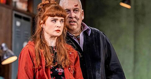 Ziemlicher Kotzbrocken:
Oliver Firit als Adam, Cosima Fischlein als Eve in &bdquo;Der zerbrochne Krug&ldquo; am Theater Heilbronn.