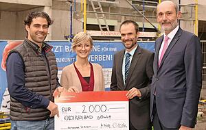 Benjamin Kaufmann (v.l.) und Angelika F&ouml;ll vom Kindersolbad freuen sich &uuml;ber die Spende der Kreissparkassenstiftung von Mathias Bastin und Wolfgang Steidle.