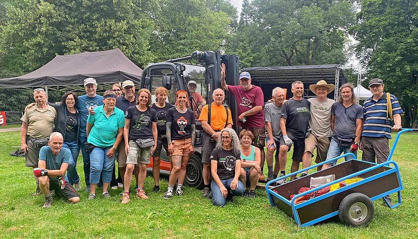 Auch wenn der Aufbau f&uuml;r das Blacksheep Sommerfest anstrengend ist: Die gute Laune lassen sich die Mitglieder der Kulturinitiative nicht nehmen.