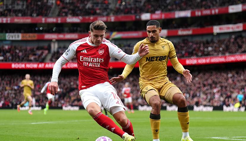 Viktor Gyokeres (l) von Arsenal und Maxence Lacroix von Crystal Palace im umkämpften Derby. Viktor Gyokeres (l) von Arsenal und Maxence Lacroix von Crystal Palace im umkämpften Derby.