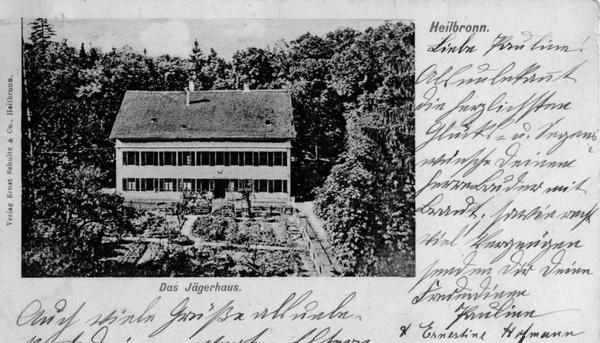 Zusammengestellt von Archiv und Dokumentation der Heilbronner Stimme 
Das Jägerhaus 1905 als Ansichtskartenmotiv. 1777 schon in der Chronik der Stadt erwähnt, wird das Lokal 1782 mit Wirtschaftszimmern ausgebaut. Baujahr war bereits 1678. Die honorige Heilbronner Jäger- und Schützengesellschaft trifft sich 1863 dort im neuen Jagdzimmer. Bewirtschaftet ist das Lokal von Ferdinand Ziegler (1891-1901), Julie Baier (1901-1939), Wirtsleute Baier( 1939-), Gastwirt Gerhard Gerstlauer (1964), Familie Möhle (1965-1998). 1999 verkauft die Stadt das beliebte Ausflugsziel an die Barfüßer Brauerei. 2008 übernimmt Karl-Heinz Mohr das Traditionslokal für neun Jahre. 2016 kauft es der Pforzheimer Unternehmer Wolfgang Scheidtweiler und plant seine Moderniserung.