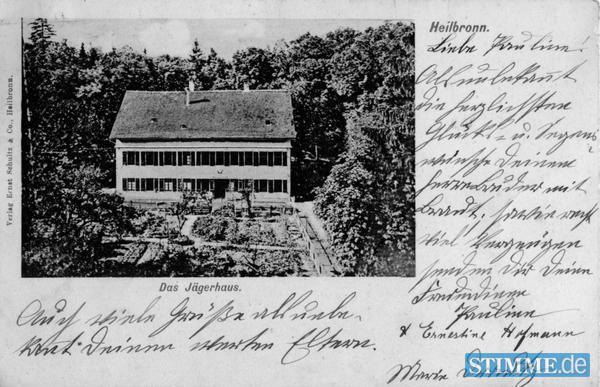 Zusammengestellt von Archiv und Dokumentation der Heilbronner Stimme 
Das Jägerhaus 1905 als Ansichtskartenmotiv. 1777 schon in der Chronik der Stadt erwähnt, wird das Lokal 1782 mit Wirtschaftszimmern ausgebaut. Baujahr war bereits 1678. Die honorige Heilbronner Jäger- und Schützengesellschaft trifft sich 1863 dort im neuen Jagdzimmer. Bewirtschaftet ist das Lokal von Ferdinand Ziegler (1891-1901), Julie Baier (1901-1939), Wirtsleute Baier( 1939-), Gastwirt Gerhard Gerstlauer (1964), Familie Möhle (1965-1998). 1999 verkauft die Stadt das beliebte Ausflugsziel an die Barfüßer Brauerei. 2008 übernimmt Karl-Heinz Mohr das Traditionslokal für neun Jahre. 2016 kauft es der Pforzheimer Unternehmer Wolfgang Scheidtweiler und plant seine Moderniserung. Zusammengestellt von Archiv und Dokumentation der Heilbronner Stimme 
Das Jägerhaus 1905 als Ansichtskartenmotiv. 1777 schon in der Chronik der Stadt erwähnt, wird das Lokal 1782 mit Wirtschaftszimmern ausgebaut. Baujahr war bereits 1678. Die honorige Heilbronner Jäger- und Schützengesellschaft trifft sich 1863 dort im neuen Jagdzimmer. Bewirtschaftet ist das Lokal von Ferdinand Ziegler (1891-1901), Julie Baier (1901-1939), Wirtsleute Baier( 1939-), Gastwirt Gerhard Gerstlauer (1964), Familie Möhle (1965-1998). 1999 verkauft die Stadt das beliebte Ausflugsziel an die Barfüßer Brauerei. 2008 übernimmt Karl-Heinz Mohr das Traditionslokal für neun Jahre. 2016 kauft es der Pforzheimer Unternehmer Wolfgang Scheidtweiler und plant seine Moderniserung.