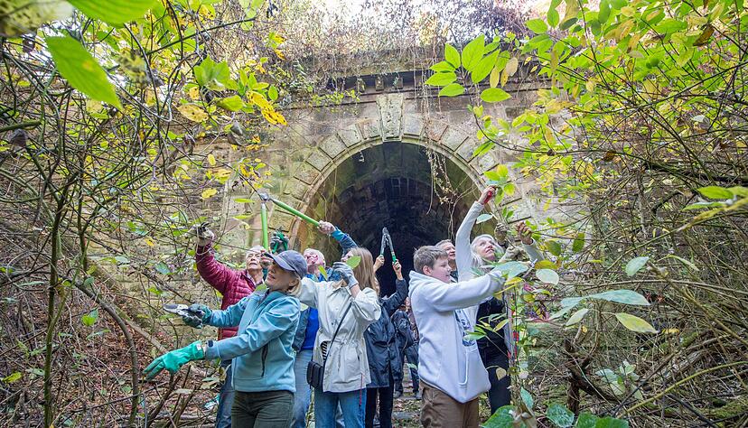 Bei einem symbolischen Freischnitt der Bahntrasse machten am vergangenen Sonntag Mitglieder des Vereins "Erlebnisweg Lerchenbergtunnel" wieder einmal auf das Projekt aufmerksam.
Foto: Mario Berger