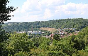 So sieht der Blick auf Weißbach heute aus: Aus der kleinen ist eine große Firma geworden, der früher landwirtschaftlich genutzte Hang ist von Wald bewachsen und der Kirchturm zwischen den anderen Gebäuden kaum mehr zu sehen. Foto: Armin Rößler