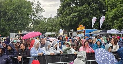 Trotz Regen ist die Stimmung vor dem Sarah-Connor-Konzert beim Wertwiesen-Open-Air gut.