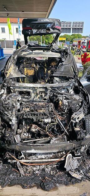 Das Auto an der Aral-Tankstelle in Neckarsulm ist v&ouml;llig ausgebrannt. Die Feuerwehr war zum L&ouml;schen des Brands im Einsatz.