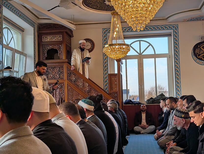 In der Predigt und im Gebet rief Imam Abdulkadir Avci zur Vers&ouml;hnung und zu guten Taten auf. Er bat Allah um Segen und die Vergebung von S&uuml;nden.