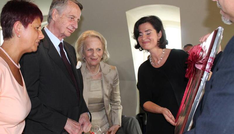 Ein Bild vom Schloss in Schlesien &uuml;berreichen die G&auml;ste aus Kedzierzyn-Kozle Kraft F&uuml;rst zu Hohenlohe-Oehringen und seiner Frau Katharina.