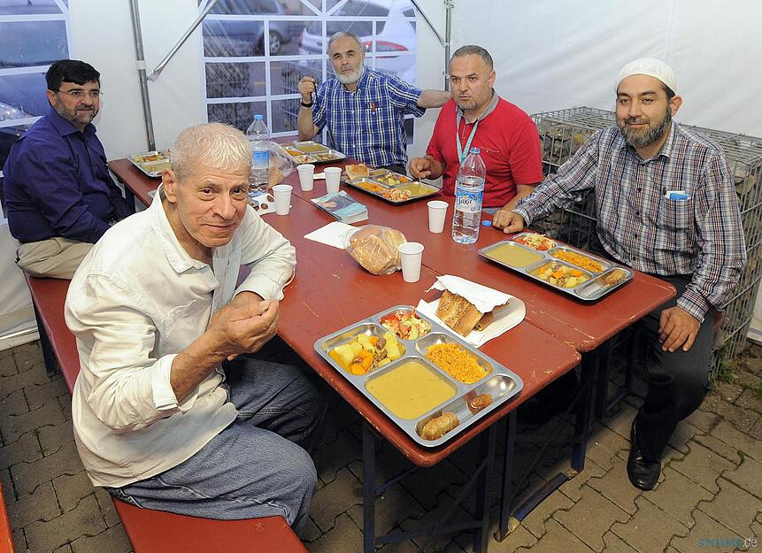 Fastenbrechen in Fatih-Moschee Heilbronn Fastenbrechen in Fatih-Moschee Heilbronn