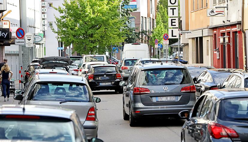 Zeitweise ist die Gerberstraße völlig überlastet, darunter leiden allen voran Anwohner und Geschäftsleute. Teils gibt es neue Zebrastreifen. Der große Wurf ist noch nicht gelungen. Im Frühjahr soll ein Verkehrsversuch neue Wege aufzeigen.
Foto: Archiv/Seidel