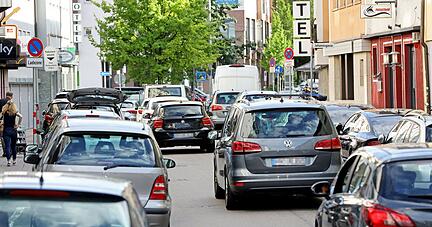 Zeitweise ist die Gerberstraße völlig überlastet, darunter leiden allen voran Anwohner und Geschäftsleute. Teils gibt es neue Zebrastreifen. Der große Wurf ist noch nicht gelungen. Im Frühjahr soll ein Verkehrsversuch neue Wege aufzeigen.
Foto: Archiv/Seidel