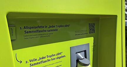 In solche Automaten können die Bürger ihre alten Speiseöle und Speisefette stecken. Die grünen Dosen kommen voll hinein und leer wieder heraus. In solche Automaten können die Bürger ihre alten Speiseöle und Speisefette stecken. Die grünen Dosen kommen voll hinein und leer wieder heraus.