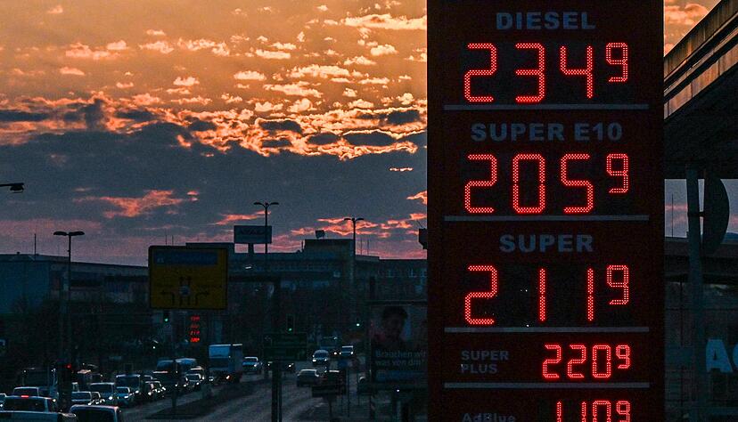 Die Spritpreise steigen – Aktien, Gold und Silber sind unter Druck. Die Spritpreise steigen – Aktien, Gold und Silber sind unter Druck.