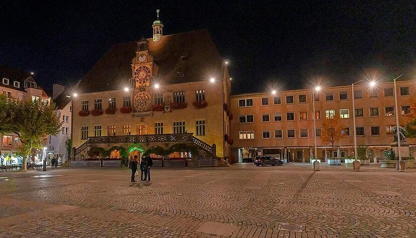 Dank neuer leistungsstarken LED-Strahler ist der Marktplatz nun deutlich heller. (Archivbild) Dank neuer leistungsstarken LED-Strahler ist der Marktplatz nun deutlich heller. (Archivbild)