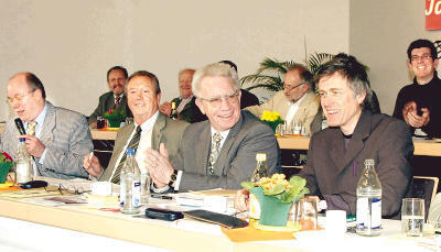 Gut gelaunte Sänger (von rechts): Kreischorleiter Erwin Schaffer, Schriftführer Günther Gruner, Vorsitzender Wolfgang Karl, Vize Hugo Rempfer. (Foto: lan) Gut gelaunte Sänger (von rechts): Kreischorleiter Erwin Schaffer, Schriftführer Günther Gruner, Vorsitzender Wolfgang Karl, Vize Hugo Rempfer. (Foto: lan)