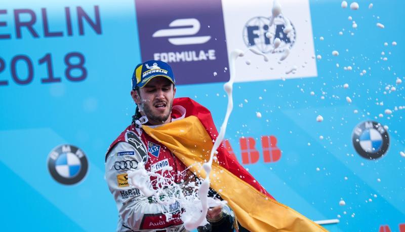 Audi-Pilot Daniel Abt feiert seinen Sieg in Berlin.