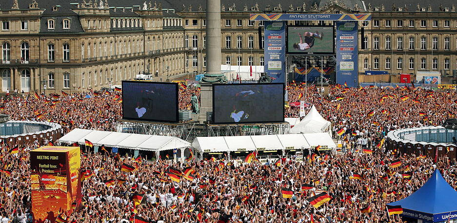 Auch beim "Sommermärchen" gab es auf dem Schlossplatz ein Public Viewing. Am 20. Juni feierten deutsche Fußballfans während der WM 2006 ein Tor der deutschen Nationalmannschaft gegen Ecuador.